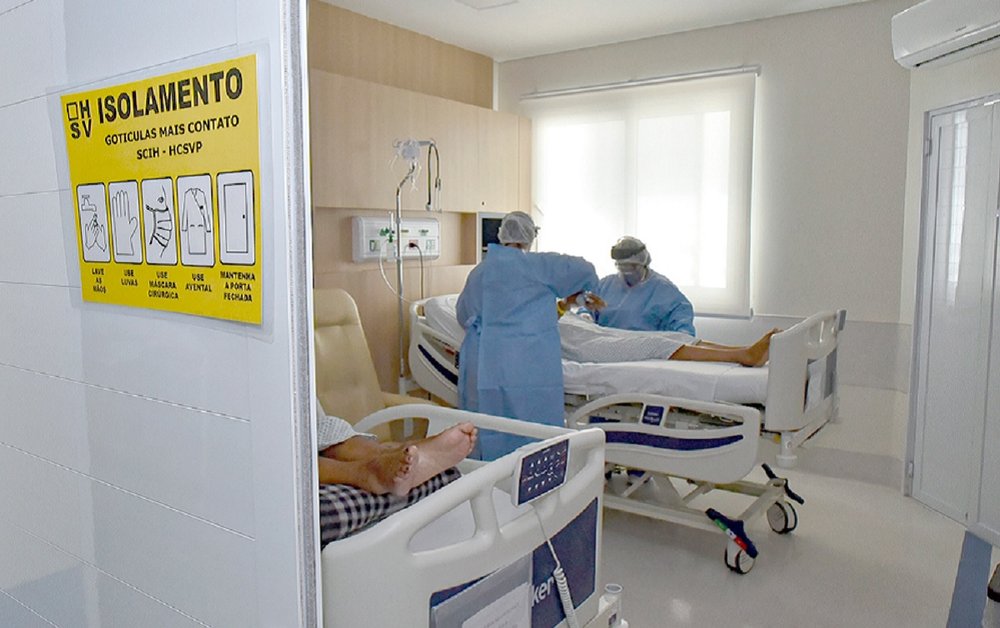 Trabalhadores da enfermagem sofrem com surto de covid e gripe