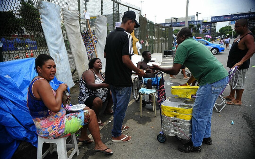 Metade dos brasileiros teve de fazer bico para compor renda nos últimos 12 meses