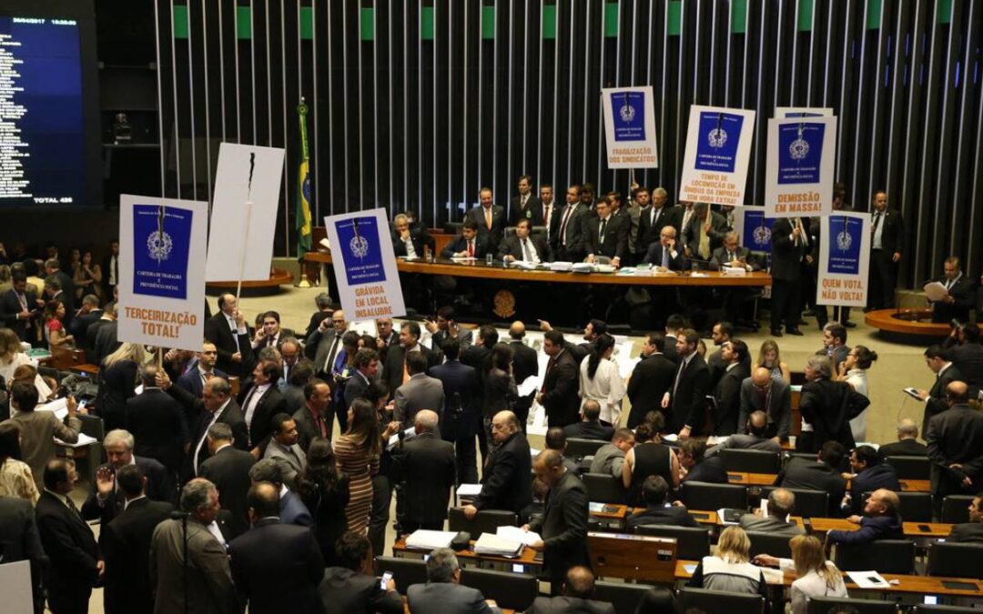 Reforma trabalhista completa cinco anos: menos direitos e queda na renda do trabalhador